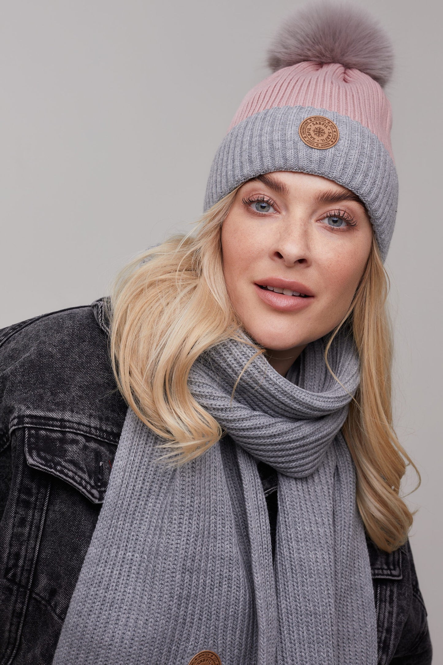 Ženska zimska kapa Gigi s cofom, siva roza | Shopacita